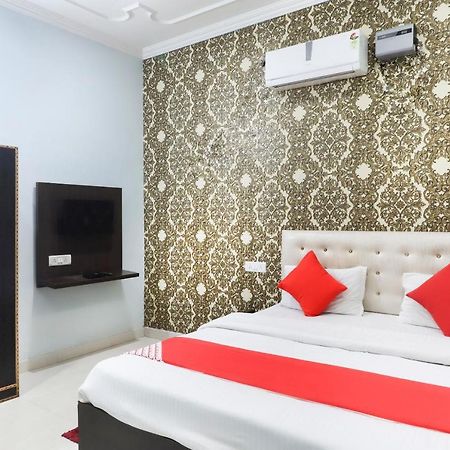 Siwān Oyo 70489 Hotel Tajvar מראה חיצוני תמונה